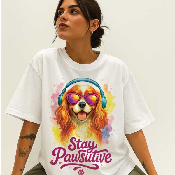 Stay Pawsitive – Unisex OVERSIZED тениска с кавалер шпаньол и глам вайб - Image 13