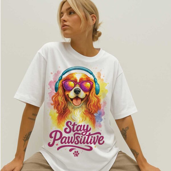 Stay Pawsitive – Unisex OVERSIZED тениска с кавалер шпаньол и глам вайб - Image 11