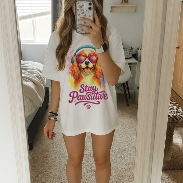 Stay Pawsitive – Unisex OVERSIZED тениска с кавалер шпаньол и глам вайб - Image 10