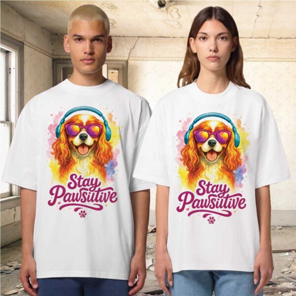 Stay Pawsitive – Unisex OVERSIZED тениска с кавалер шпаньол и глам вайб - Image 9
