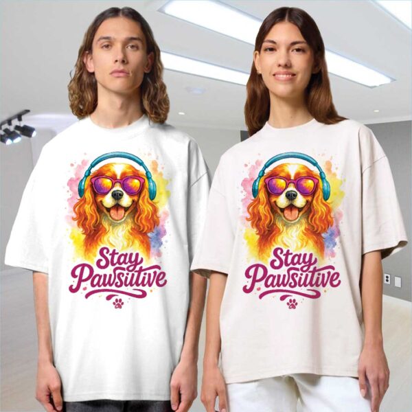 Stay Pawsitive – Unisex OVERSIZED тениска с кавалер шпаньол и глам вайб - Image 5