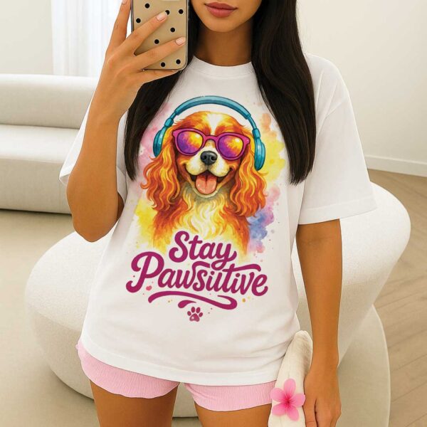 Stay Pawsitive – Unisex OVERSIZED тениска с кавалер шпаньол и глам вайб - Image 14