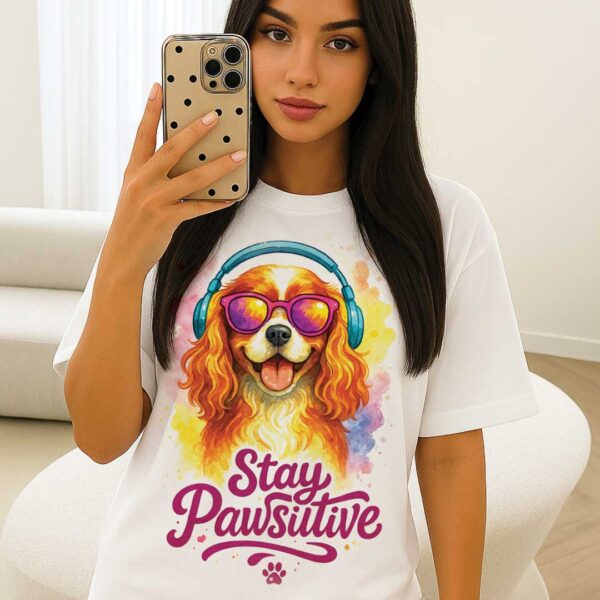 Stay Pawsitive – Unisex OVERSIZED тениска с кавалер шпаньол и глам вайб - Image 8