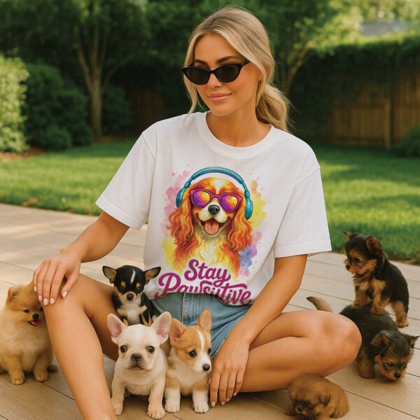 Stay Pawsitive – Unisex OVERSIZED тениска с кавалер шпаньол и глам вайб - Image 7