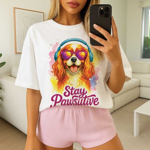 Stay Pawsitive – Unisex OVERSIZED тениска с кавалер шпаньол и глам вайб - Image 6