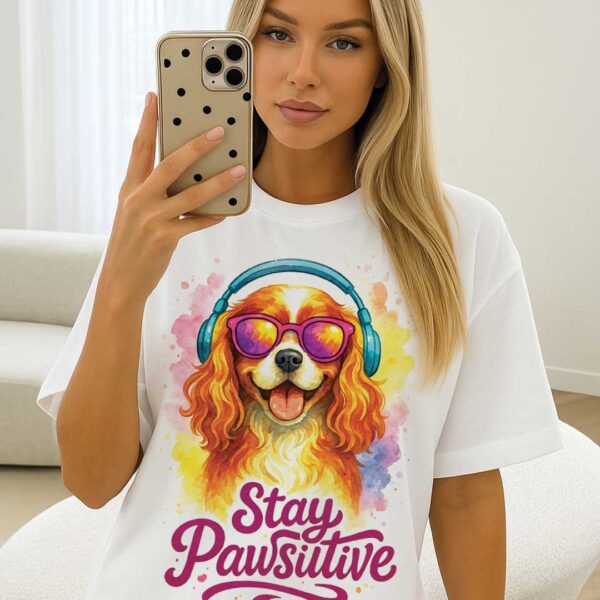 Stay Pawsitive – Unisex OVERSIZED тениска с кавалер шпаньол и глам вайб - Image 12