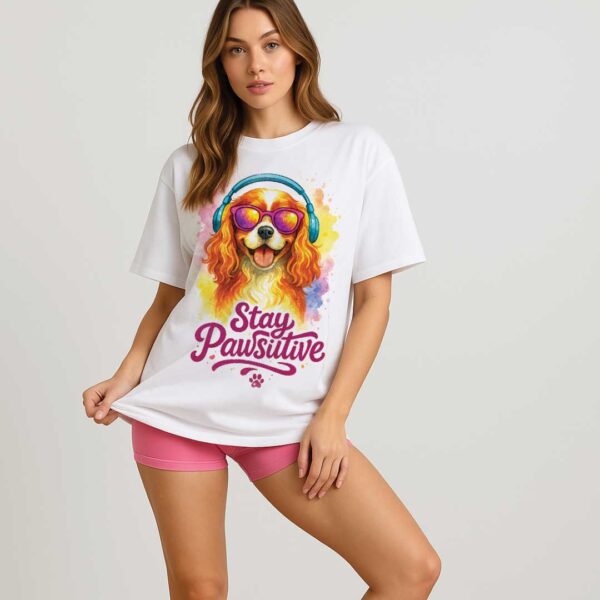Stay Pawsitive – Unisex OVERSIZED тениска с кавалер шпаньол и глам вайб - Image 3