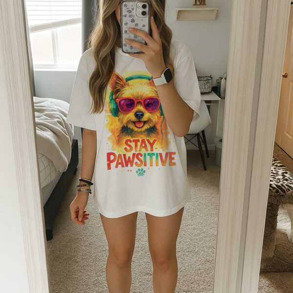 Stay Pawsitive – Unisex OVERSIZED тениска с йоркширски териер и шармантен вайб - Image 8