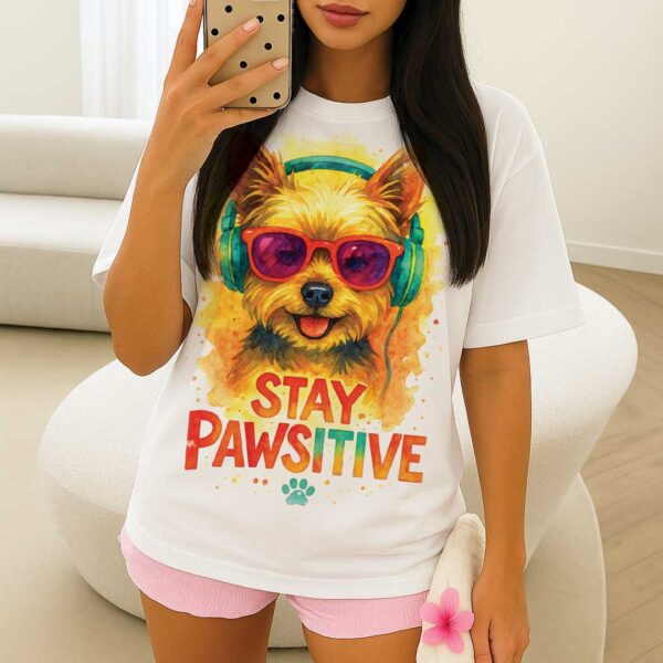 Stay Pawsitive – Unisex OVERSIZED тениска с йоркширски териер и шармантен вайб - Image 5