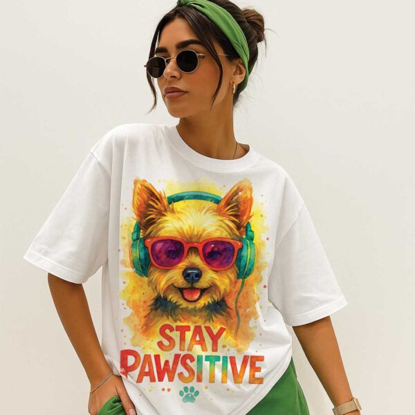 Stay Pawsitive – Unisex OVERSIZED тениска с йоркширски териер и шармантен вайб