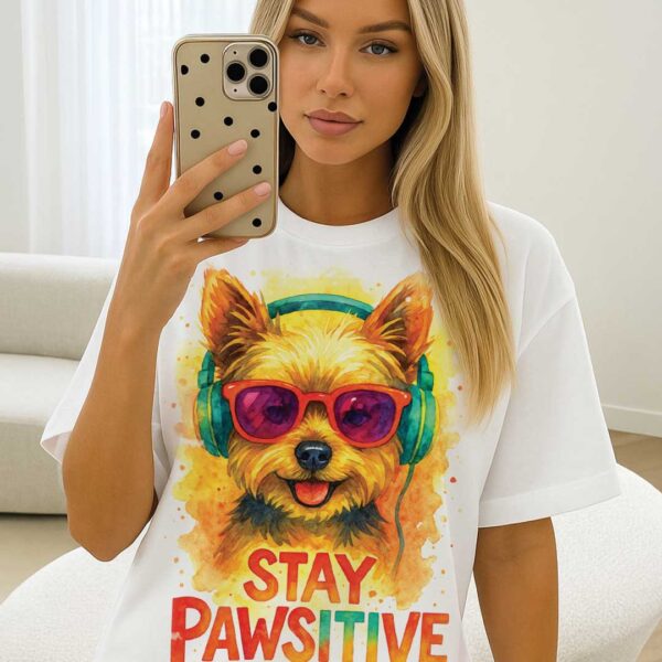 Stay Pawsitive – Unisex OVERSIZED тениска с йоркширски териер и шармантен вайб - Image 4