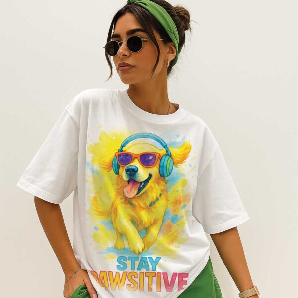Stay Pawsitive – Unisex OVERSIZED тениска със златен ретривър и слънчево излъчване - Image 5
