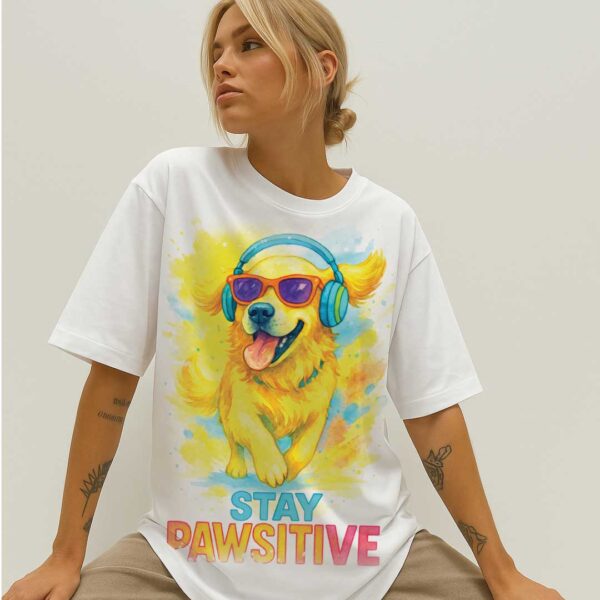 Stay Pawsitive – Unisex OVERSIZED тениска със златен ретривър и слънчево излъчване