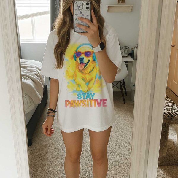 Stay Pawsitive – Unisex OVERSIZED тениска със златен ретривър и слънчево излъчване - Image 3