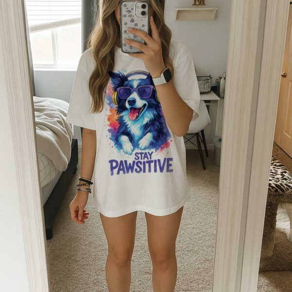 Stay Pawsitive – Unisex OVERSIZED тениска с бордър коли и артистична енергия - Image 6