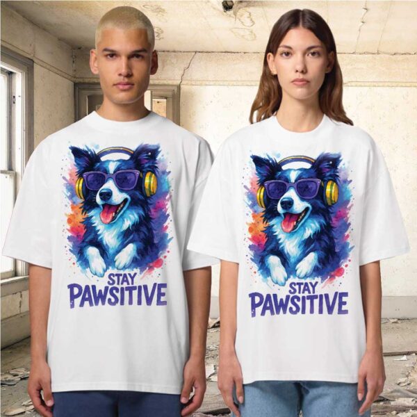 Stay Pawsitive – Unisex OVERSIZED тениска с бордър коли и артистична енергия - Image 11