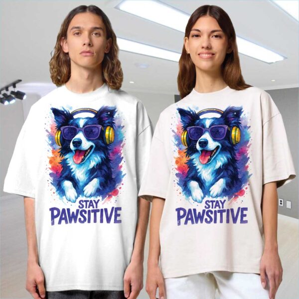 Stay Pawsitive – Unisex OVERSIZED тениска с бордър коли и артистична енергия - Image 7
