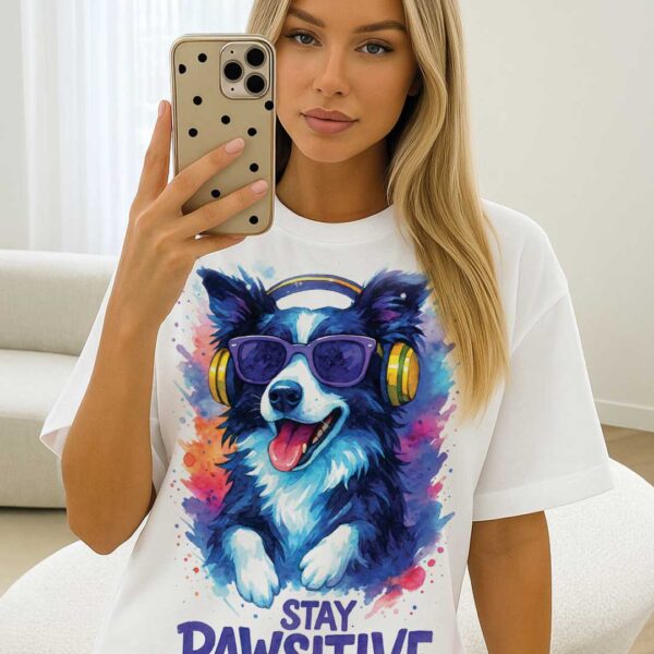 Stay Pawsitive – Unisex OVERSIZED тениска с бордър коли и артистична енергия - Image 3