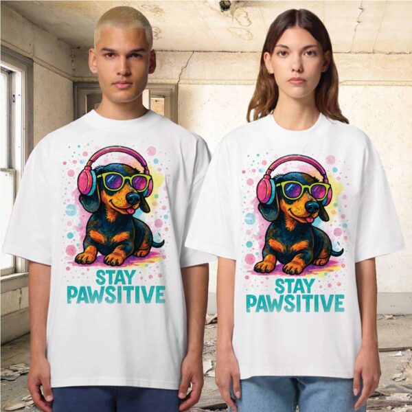 Stay Pawsitive – Unisex OVERSIZED тениска с дакел и поп арт настроение - Image 8