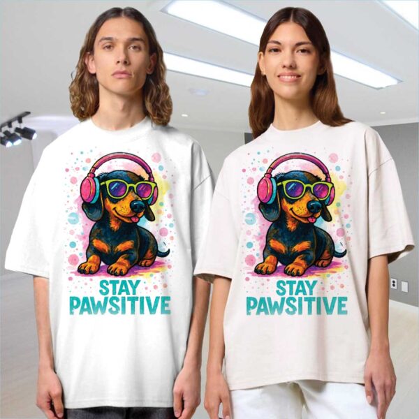 Stay Pawsitive – Unisex OVERSIZED тениска с дакел и поп арт настроение - Image 5