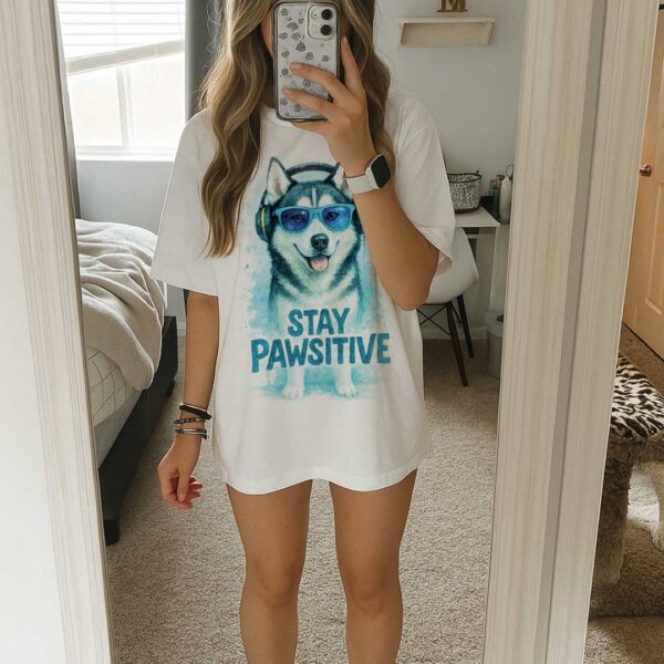 Stay Pawsitive – Unisex OVERSIZED тениска с хъски и ледено излъчване - Image 11
