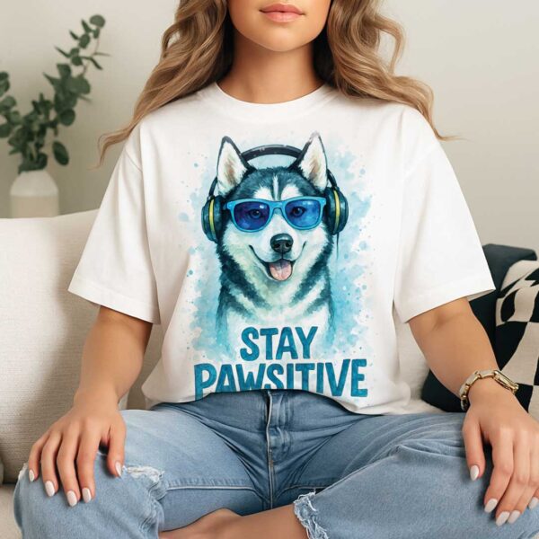 Stay Pawsitive – Unisex OVERSIZED тениска с хъски и ледено излъчване - Image 8