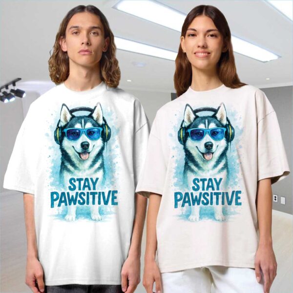 Stay Pawsitive – Unisex OVERSIZED тениска с хъски и ледено излъчване - Image 5