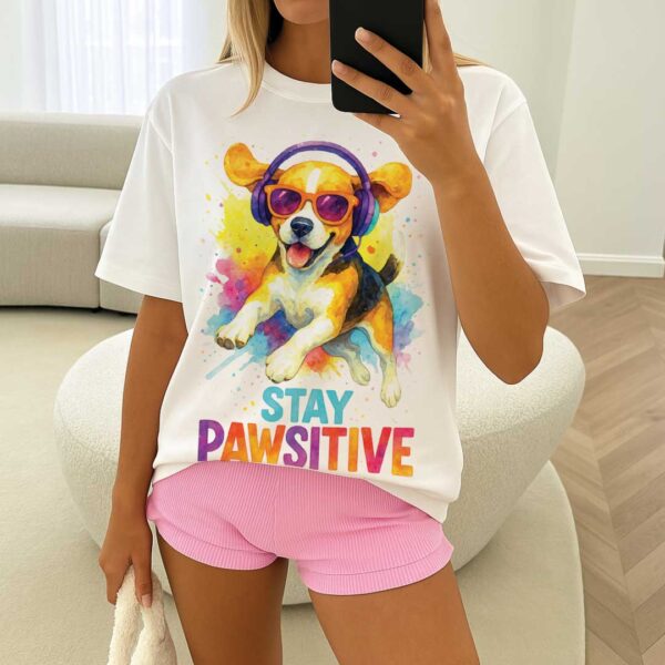 Stay Pawsitive – Unisex OVERSIZED тениска с бигъл и цветна експлозия от настроение - Image 10