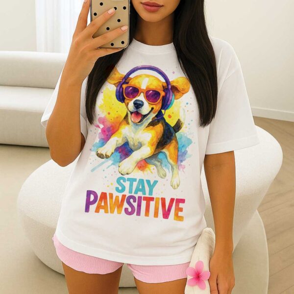 Stay Pawsitive – Unisex OVERSIZED тениска с бигъл и цветна експлозия от настроение - Image 6