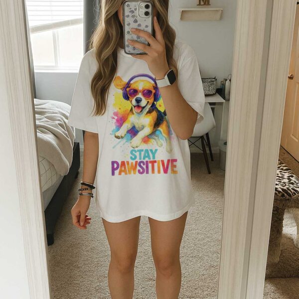 Stay Pawsitive – Unisex OVERSIZED тениска с бигъл и цветна експлозия от настроение - Image 5