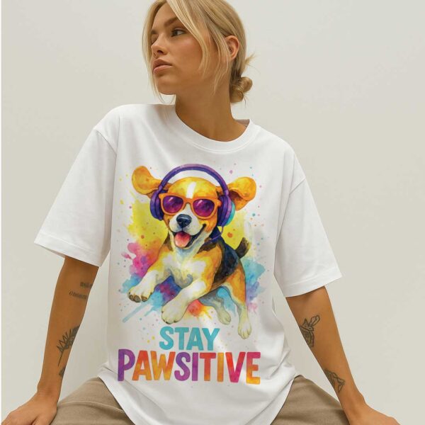 Stay Pawsitive – Unisex OVERSIZED тениска с бигъл и цветна експлозия от настроение - Image 4