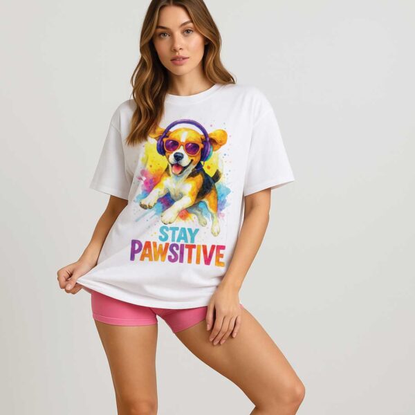 Stay Pawsitive – Unisex OVERSIZED тениска с бигъл и цветна експлозия от настроение
