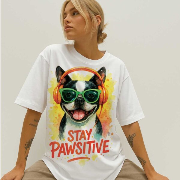 Stay Pawsitive – Unisex OVERSIZED тениска с бостън териер и слънчев вайб