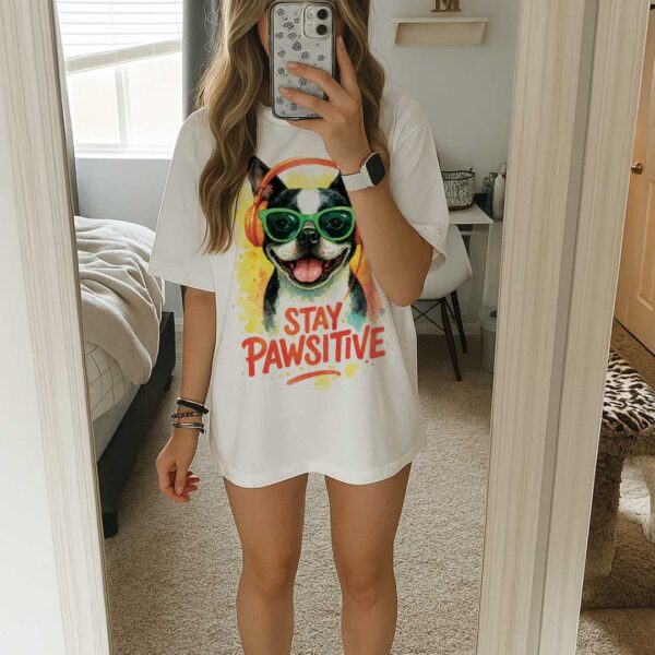 Stay Pawsitive – Unisex OVERSIZED тениска с бостън териер и слънчев вайб - Image 12