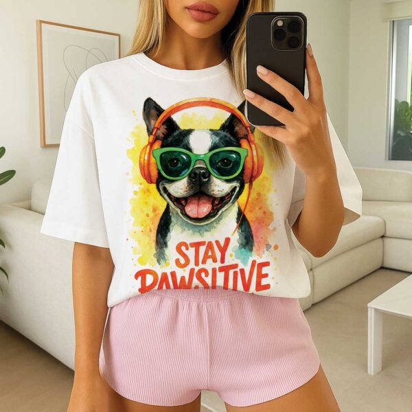 Stay Pawsitive – Unisex OVERSIZED тениска с бостън териер и слънчев вайб - Image 3