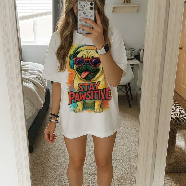 Stay Pawsitive – Unisex OVERSIZED тениска с мопс и вайб, който прегръща - Image 10