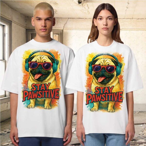 Stay Pawsitive – Unisex OVERSIZED тениска с мопс и вайб, който прегръща - Image 9