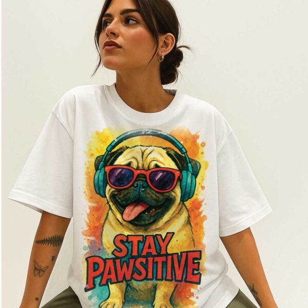 Stay Pawsitive – Unisex OVERSIZED тениска с мопс и вайб, който прегръща - Image 3