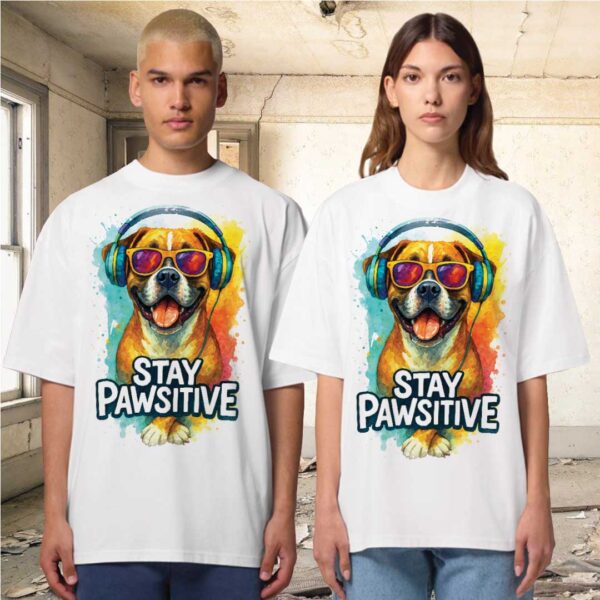 Stay Pawsitive – Unisex OVERSIZED тениска с усмихнат боксер и цветен ритъм - Image 13