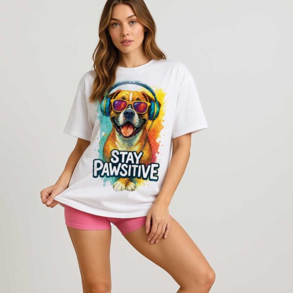Stay Pawsitive – Unisex OVERSIZED тениска с усмихнат боксер и цветен ритъм - Image 15
