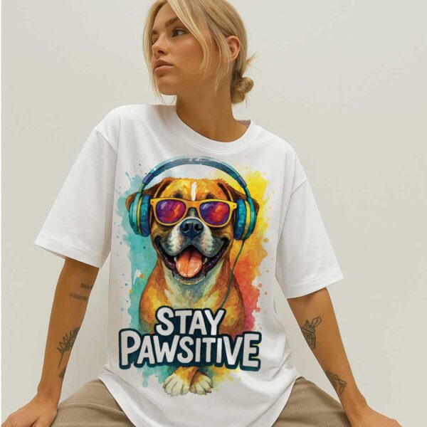 Stay Pawsitive – Unisex OVERSIZED тениска с усмихнат боксер и цветен ритъм - Image 8