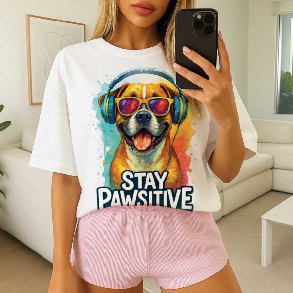 Stay Pawsitive – Unisex OVERSIZED тениска с усмихнат боксер и цветен ритъм - Image 7