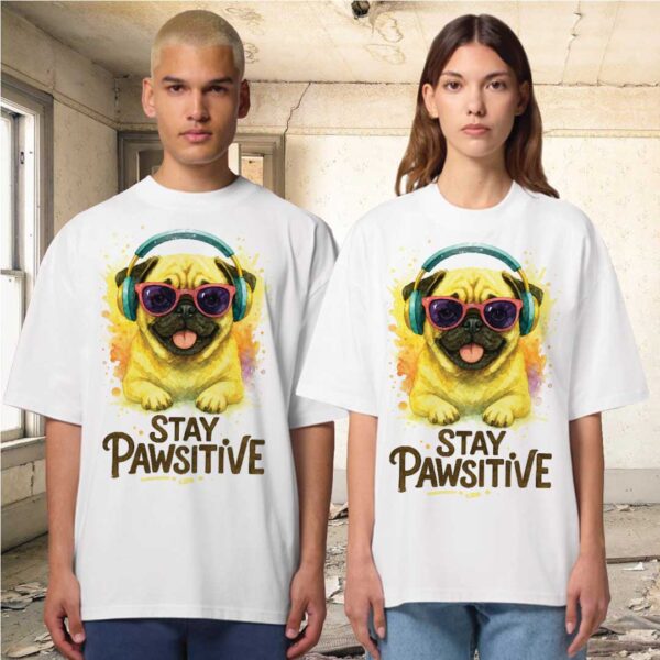 Stay Pawsitive – Unisex OVERSIZED тениска с мопс и уютна усмивка - Image 8