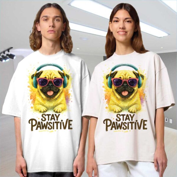 Stay Pawsitive – Unisex OVERSIZED тениска с мопс и уютна усмивка - Image 9