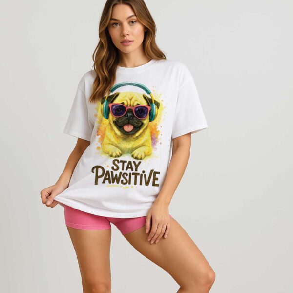 Stay Pawsitive – Unisex OVERSIZED тениска с мопс и уютна усмивка - Image 7