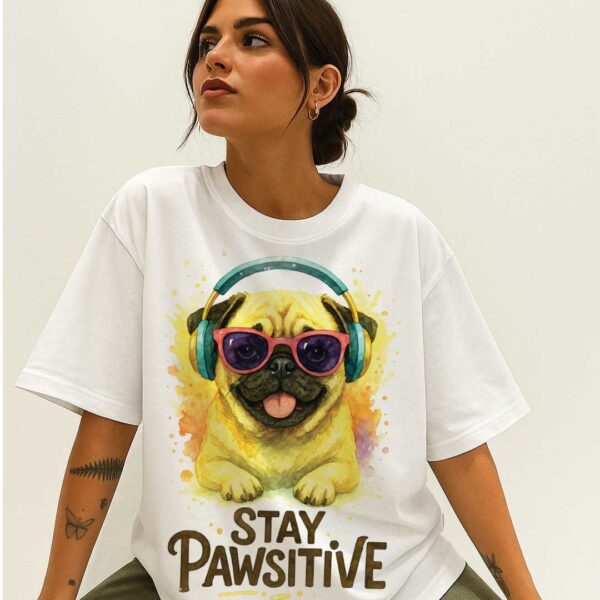 Stay Pawsitive – Unisex OVERSIZED тениска с мопс и уютна усмивка - Image 11