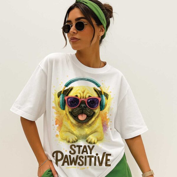 Stay Pawsitive – Unisex OVERSIZED тениска с мопс и уютна усмивка - Image 3
