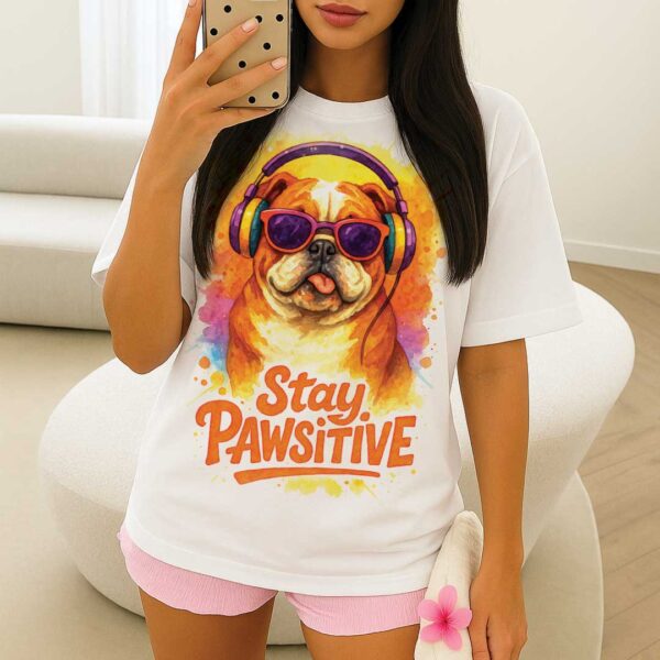 Stay Pawsitive – Unisex OVERSIZED тениска с английски булдог и стоическо излъчване - Image 9