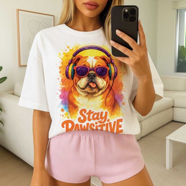 Stay Pawsitive – Unisex OVERSIZED тениска с английски булдог и стоическо излъчване - Image 13