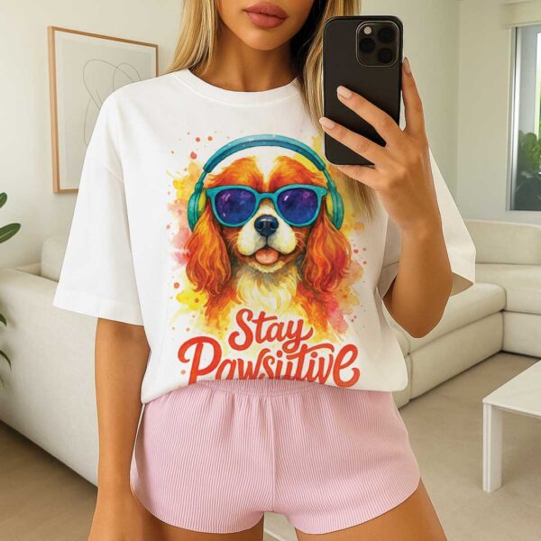 Stay Pawsitive – Unisex OVERSIZED тениска с кавалер шпаньол и сладък артистичен стил - Image 11